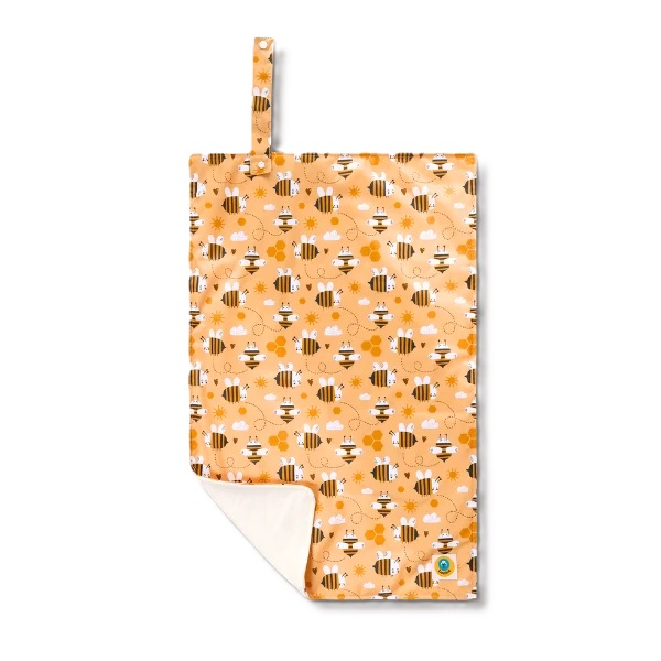 Eine Wickelunterlage mit Bienen auf orangen Hintergrund.