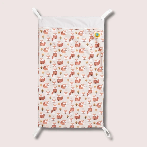 Ein großer XL Wetbag. Darauf befinden sich braun-weiße Fuchsmotive. An der Seite sind weiße Laschen.