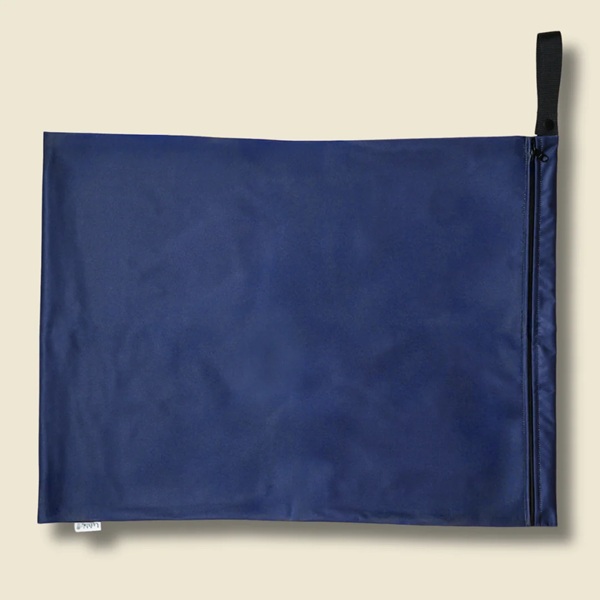 Eine blaue Nasstasche mit einer Schlaufe