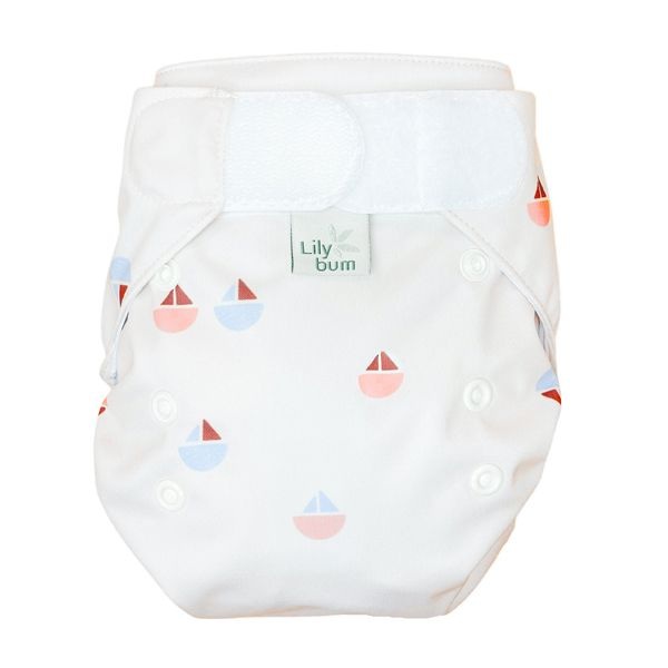 Eine helle Überhose mit Bootelementen. Klettverschluss